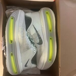 Nike Vomero Premium Barely Volt Size 11 Men’s